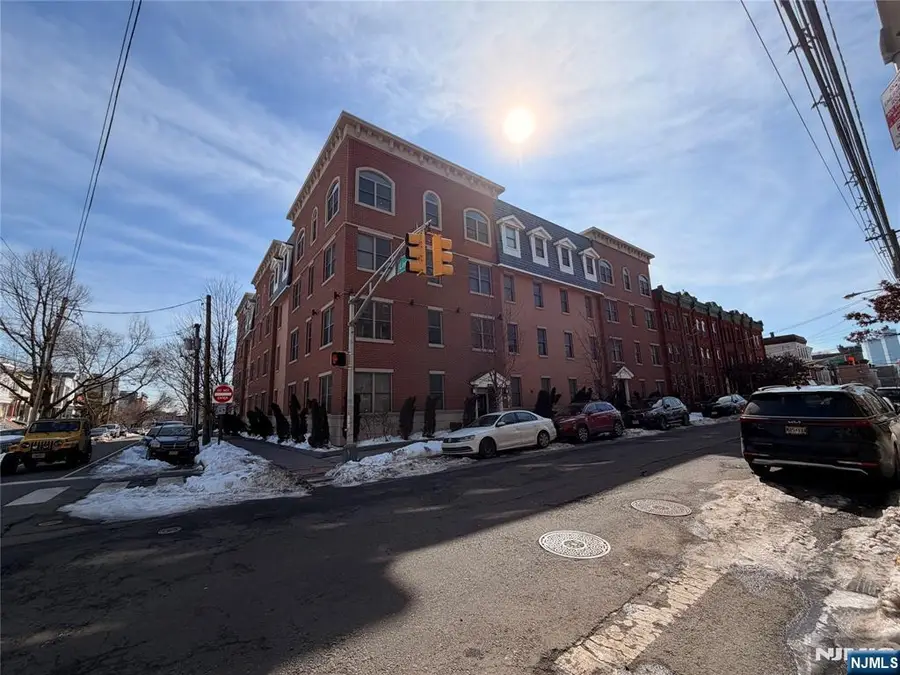 972 Summit Avenue 401, Jersey City, NJ 07307 - #2