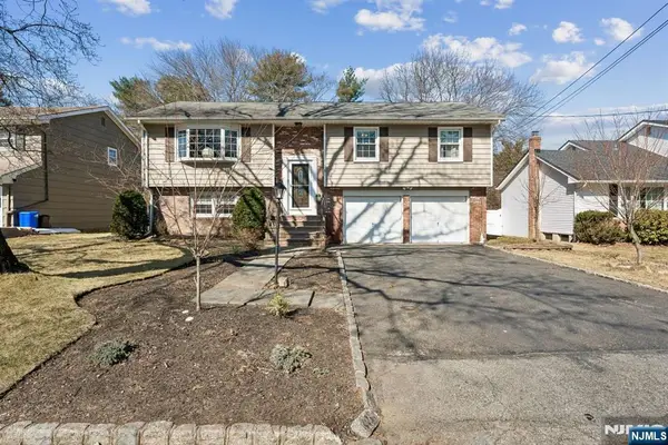36 Williamsburg Drive, Roseland, NJ 07068