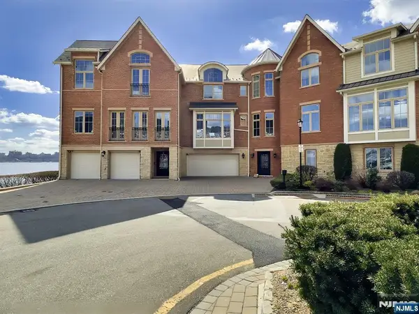 25 Moorings Lane, Edgewater, NJ 07020