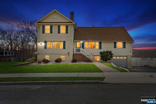 50 Hilltop Terrace, Bloomingdale, NJ 07403