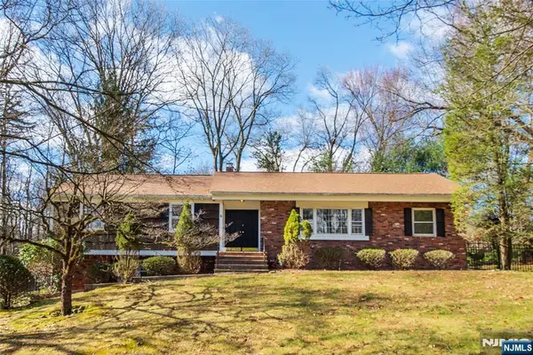 232 Hidden Glen Court, Franklin Lakes, NJ 07417