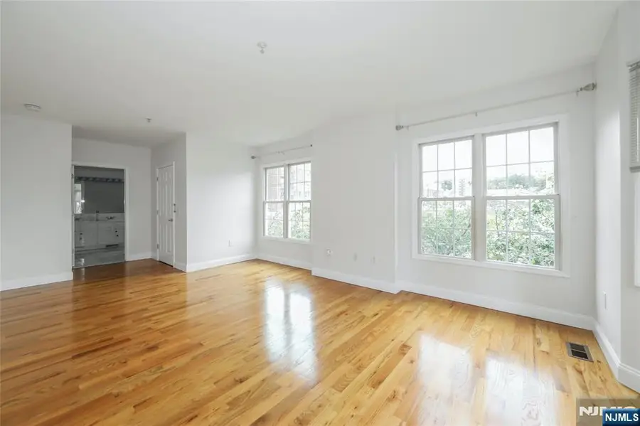 337 The Promenade 337, Edgewater, NJ 07020 - #3
