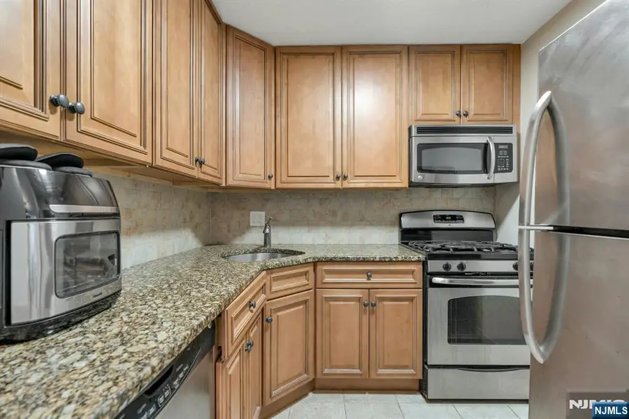 555 North Avenue 12 A, Fort Lee, NJ 07024 - #3