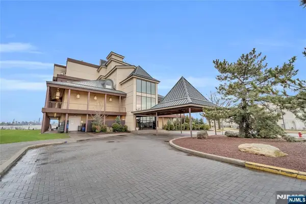 101 Shearwater Court 25, Jersey City, NJ 07305