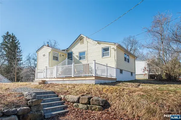 40 Kingsland Road, West Milford, NJ 07421