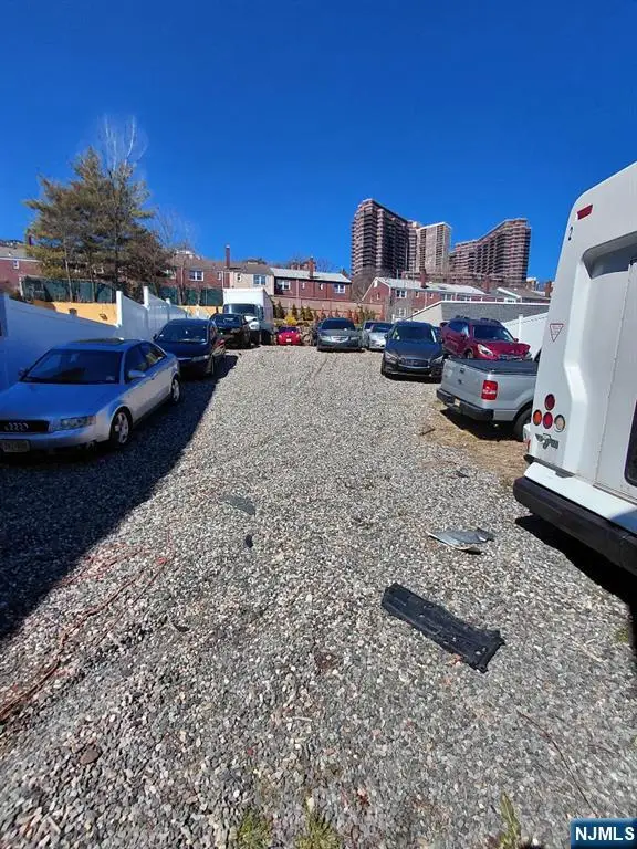 830 River Road, Edgewater, NJ 07020