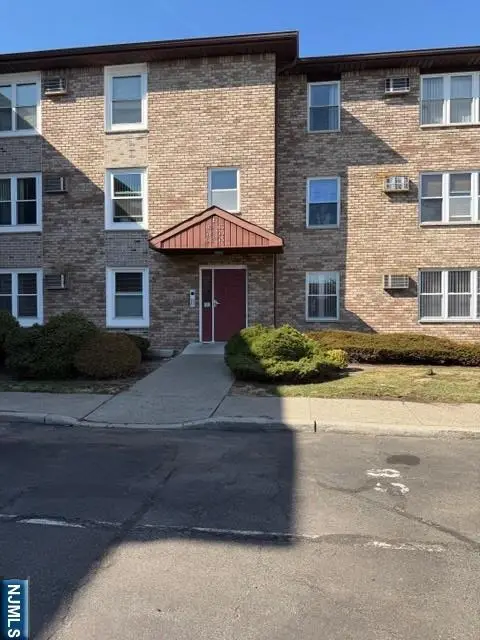 74 Riverview Court, Secaucus, NJ 07094
