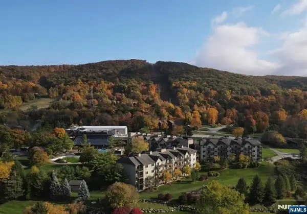 2 Chamonix Drive 427, Vernon, NJ 07462