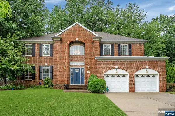 5 Pelican Court, Paramus, NJ 07652