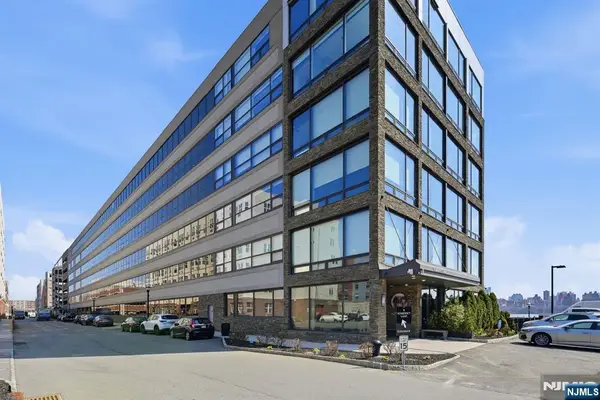 9 Somerset Lane 408, Edgewater, NJ 07020