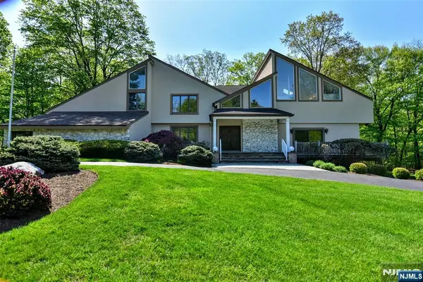10 Mallard Run, Upper Saddle River, NJ 07458