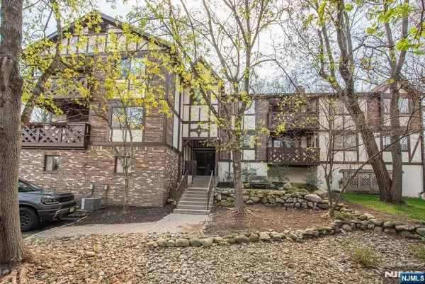 802 Thoreau Court, Mahwah, NJ 07430