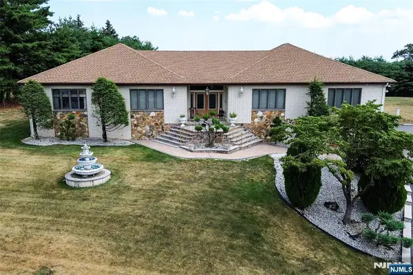 8 Lookout Point Trail, Totowa, NJ 07512