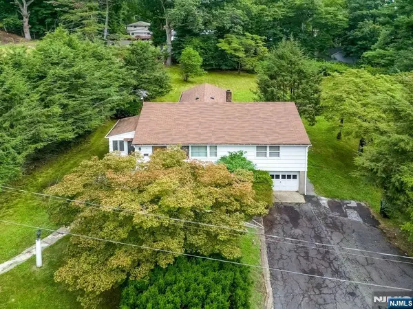 4 Schubert Lane, Paramus, NJ 07652