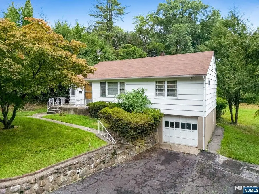 4 Schubert Lane, Paramus, NJ 07652 - #2