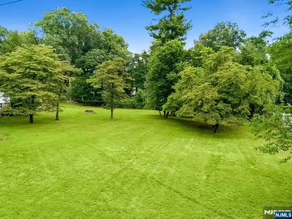 6 Schubert Lane, Paramus, NJ 07652