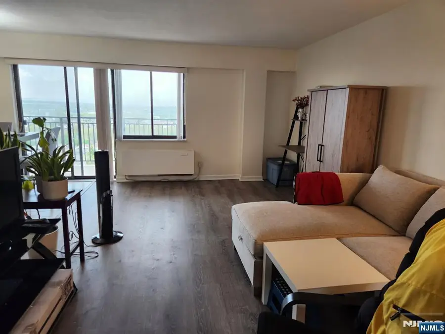 233 12th Street 4E, Palisades Park, NJ 07650 - #2