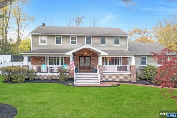 25 Dundee Court, Mahwah, NJ 07430