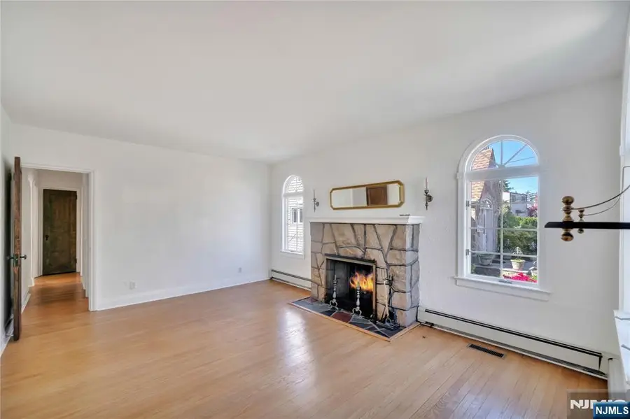 431 Van Renssalaer Court, Ridgefield, NJ 07657 - #3