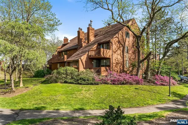 624 Sanderling Court, Secaucus, NJ 07094