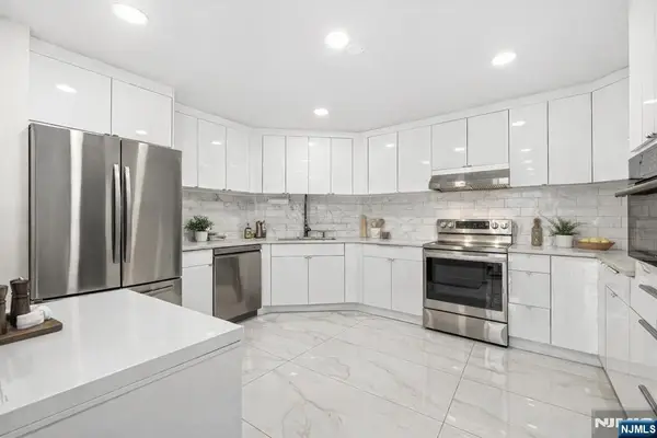 427 Harmon Cove Tower 427, Secaucus, NJ 07094