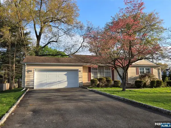 11 White Birch Avenue, Pequannock Township, NJ 07444