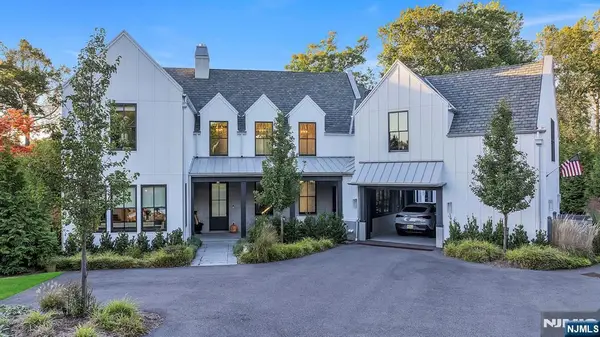 15 Stonegate, Old Tappan, NJ 07675