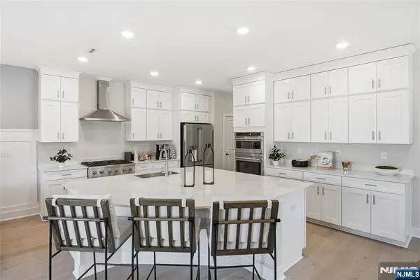 6 Melbourne Drive, Oakland, NJ 07436