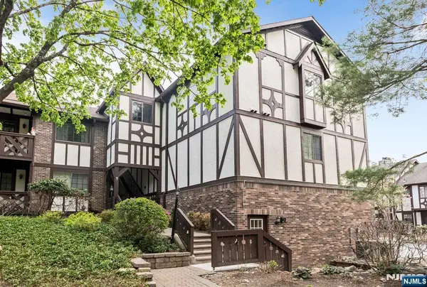 107 Mark Twain Way, Mahwah, NJ 07430