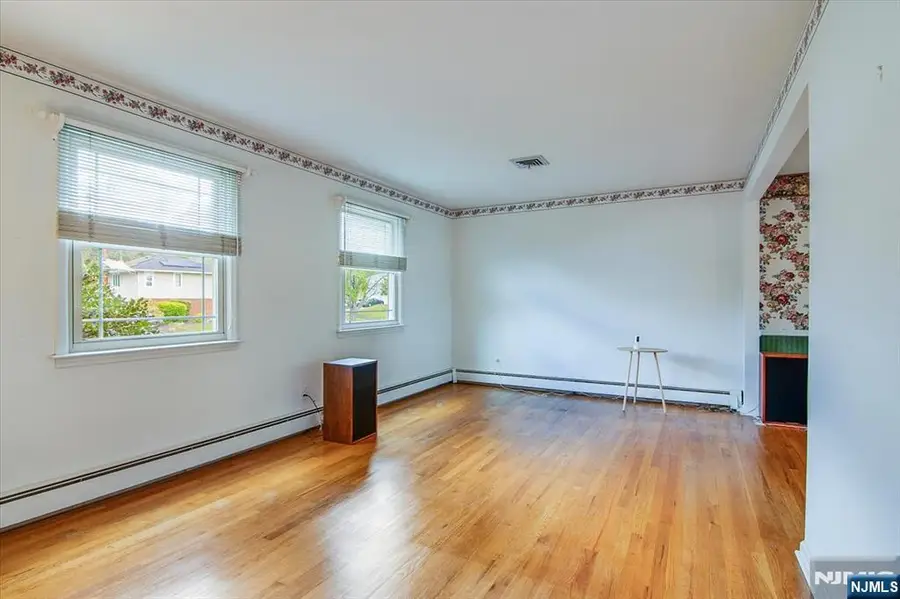 8 Wedgewood Drive, Wayne, NJ 07470 - #3