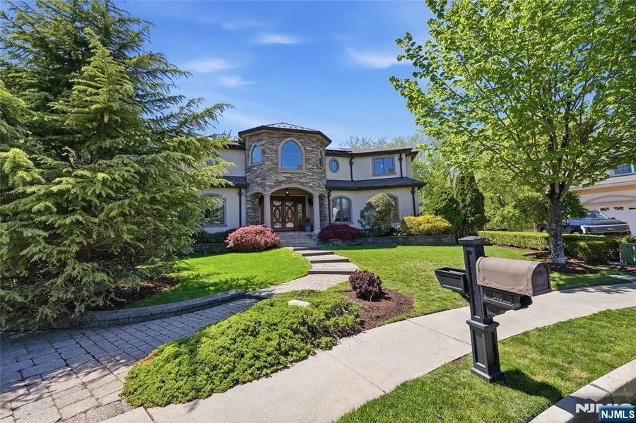 305 Blauvelt Court, Paramus, NJ 07652 - #2