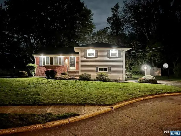 800 Glenside Court, Oradell, NJ 07649