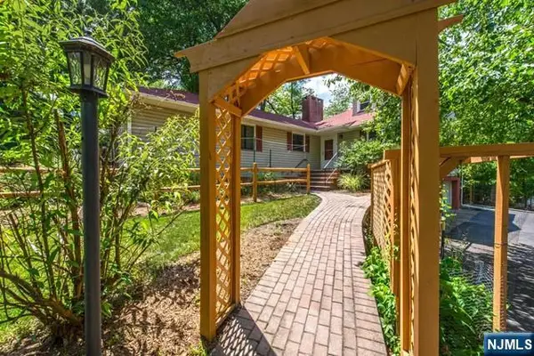 37 Grandview Place, Caldwell, NJ 07006