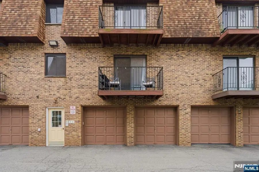 825 Riverside Avenue 203, Lyndhurst, NJ 07071 - #3