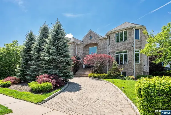 1115 Arcadian Way, Fort Lee, NJ 07024