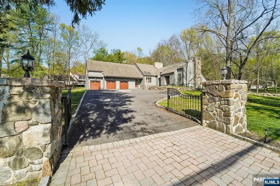 11 Carlough Road, Upper Saddle River, NJ 07458 - #2