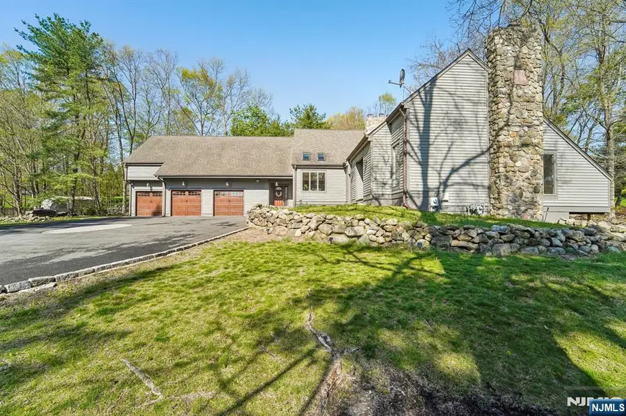 11 Carlough Road, Upper Saddle River, NJ 07458 - #3