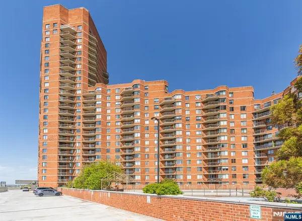 831 Harmon Cove Tower, Secaucus, NJ 07094