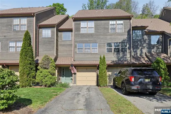 38 Lexington Lane E, West Milford, NJ 07480