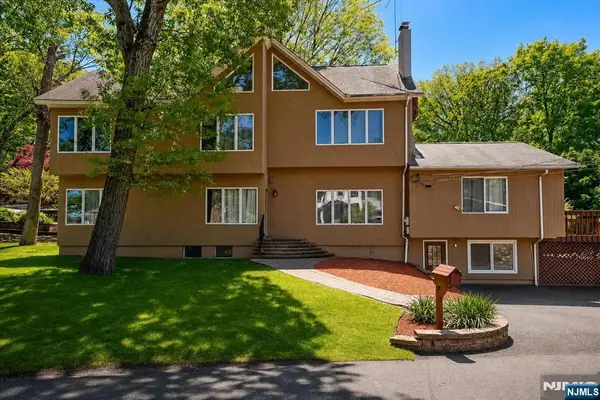 17 Hickory Drive, Oakland, NJ 07436