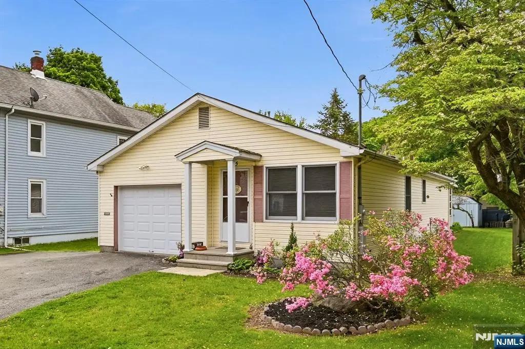 15 Orchard Street, Bloomingdale, NJ 07403 - #1