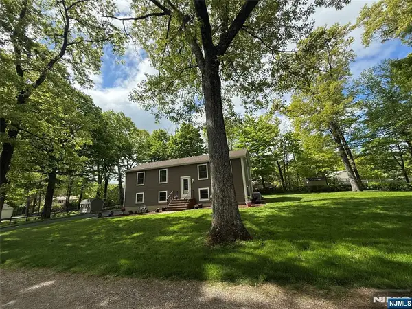10 Monique Lane, West Milford, NJ 07480