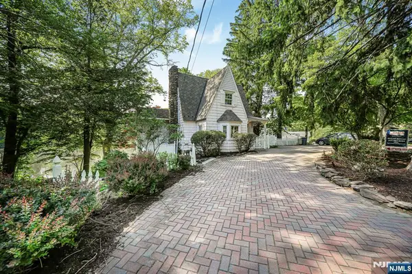 716 Colonial Road, Franklin Lakes, NJ 07417