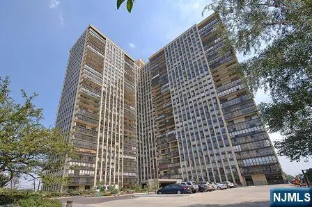 300 Winston Drive 1918, Cliffside Park, NJ 07010