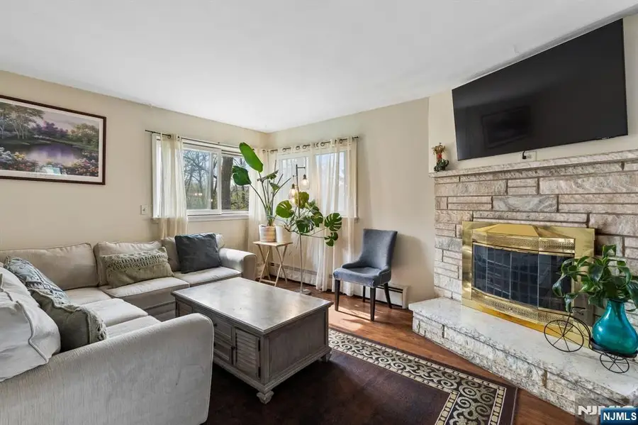 10 De Lazier Place, Bloomingdale, NJ 07403 - #3