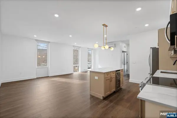 21 Lincoln Park 100, Newark, NJ 07102