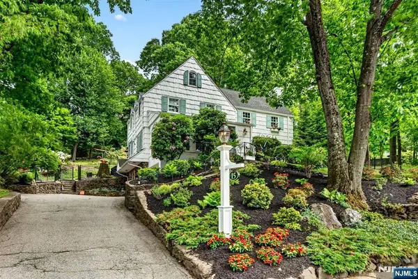 15 Afterglow Avenue, Verona, NJ 07044