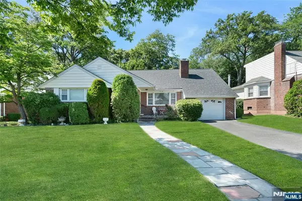 10-01 Plymouth Drive, Fair Lawn, NJ 07410