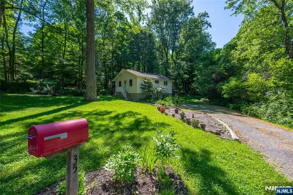 35 Windy Bush Lane, Sparta, NJ 07871