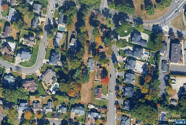 38 W Ridgewood Avenue, Paramus, NJ 07652